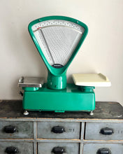 Charger l'image dans la galerie, ANCIENNE BALANCE D'ÉPICERIE