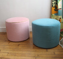 Charger l'image dans la galerie, POUFS VINTAGE RESTAURÉS EN VELOURS