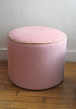 Charger l'image dans la galerie, POUFS VINTAGE RESTAURÉS EN VELOURS
