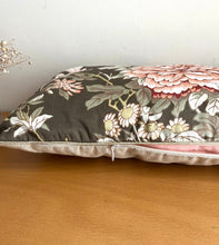 Charger l'image dans la galerie, COUSSIN "PIVOINES"