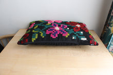 Charger l'image dans la galerie, COUSSIN EN KILIM MOLDAVE