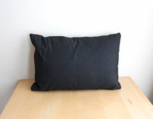 Charger l'image dans la galerie, COUSSIN EN KILIM MOLDAVE