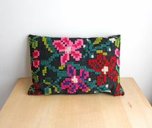 Charger l'image dans la galerie, COUSSIN EN KILIM MOLDAVE