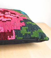 Charger l'image dans la galerie, COUSSIN EN KILIM MOLDAVE VINTAGE