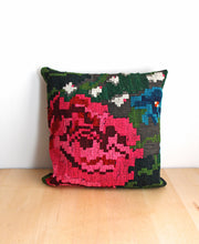Charger l'image dans la galerie, COUSSIN EN KILIM MOLDAVE VINTAGE