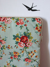 Charger l'image dans la galerie, HOUSSE ORDINATEUR 15 POUCES "FLOWER MINT"