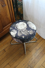 Charger l'image dans la galerie, POUF DES ANNÉES 60 EN MÉTAL CHROMÉ