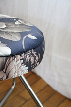 Charger l'image dans la galerie, POUF DES ANNÉES 60 EN MÉTAL CHROMÉ