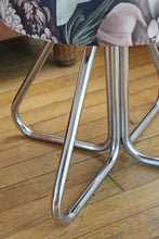 Charger l'image dans la galerie, POUF DES ANNÉES 60 EN MÉTAL CHROMÉ