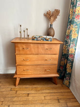 Charger l&#39;image dans la galerie, COMMODE VINTAGE EN BOIS VERNIS