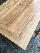 Charger l'image dans la galerie, TABLE DE FERME EN MERISIER