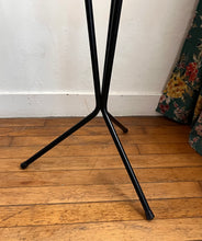 Charger l'image dans la galerie, PORTE-MANTEAU TRIPODE ANNÉES 50