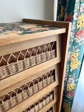 Charger l&#39;image dans la galerie, ARMOIRE EN ROTIN VINTAGE