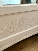 Charger l&#39;image dans la galerie, BONNETIÈRE ART DÉCO