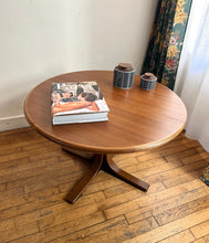Charger l'image dans la galerie, TABLE BASSE RONDE EN TECK