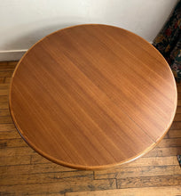 Charger l'image dans la galerie, TABLE BASSE RONDE EN TECK