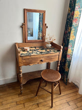 Charger l'image dans la galerie, COIFFEUSE ANCIENNE