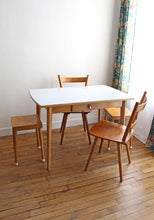 Charger l&#39;image dans la galerie, TABLE DE REPAS BOIS ET FORMICA